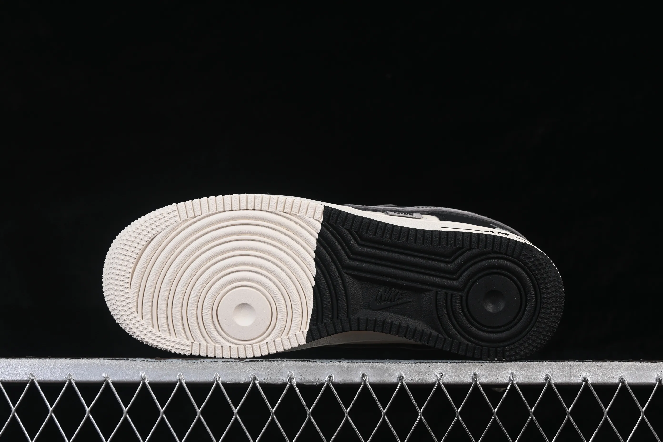 All categories Nk Air Force 1 Air Force series Nk Air Force 1 Low Air Force low-top Nike Air Force 1'07 Low Violent Bear joint black and gray stitching Air Force 1 low-top casual sneakers XD9314-611